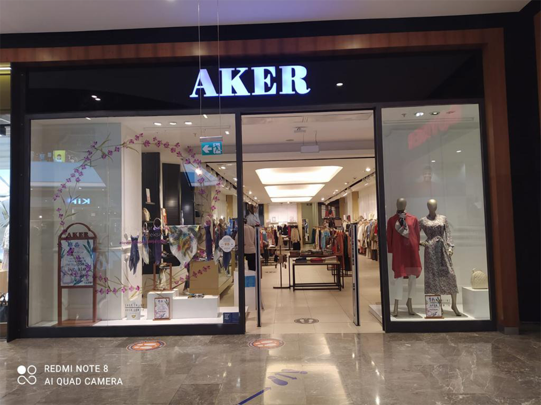 Kadın Giyim Modasında Online Alışveriş İçin Tek Yol Aker